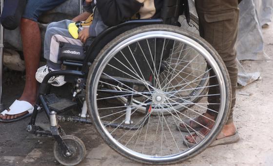 طفل فلسطيني في غزة على مقعد متحرك، أثناء فعالية بمناسبة اليوم الدولي للأشخاص ذوي الإعاقة